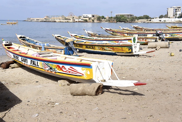 -Les pirogues en bois des pêcheurs dans le port de pêche traditionnel de Soumbedioune à Dakar, le 2 juillet 2015. Les pirogues colorées des pêcheurs doivent être remplacées par des bateaux en fibre de verre pour lutter contre la déforestation. Photo SEYLLOU / AFP / Getty Images.