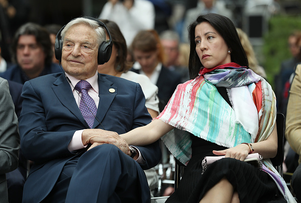 Le financier George Soros et son épouse Tamiko Bolton assistent à l'inauguration de l'Institut européen des Roms pour les arts et la culture (ERIAC) le 8 juin 2017 à Berlin.(Photo : Sean Gallup/Getty Images)
