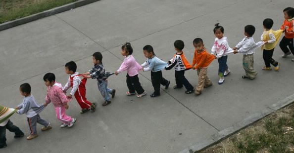 -Des incidents affectent les écoles maternelles, les écoles primaires et les collèges, environ 40% des incidents ont eu lieu dans les institutions scolaires, selon les médias d'Etat chinois. Photo de China Photos / Getty Images.