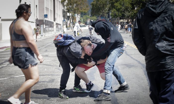 Des extrémistes d'Antifa ont battu un homme à Berkeley, en Californie, le 27 août 2017. (Elijah Nouvelage/Getty Images)