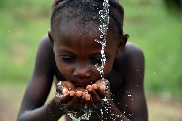 -Boire de l'eau à la fontaine dans une école publique en Afrique. Photo ISSOUF SANOGO / AFP / Getty Images.
