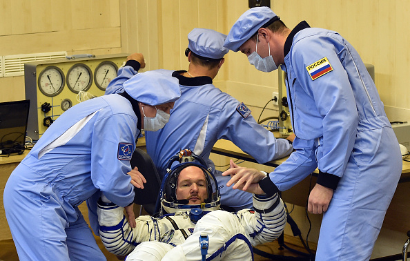 -Illustration- Membre de l'expédition de la Station spatiale internationale (ISS) 56/57, l'astronaute allemand Alexander Gerst est aidé par des spécialistes alors que sa combinaison spatiale est testée dans le cosmodrome de Baïkonour, loué par la Russie, le 6 juin 2018. Photo VYACHESLAV OSELEDKO / AFP / Getty Images.