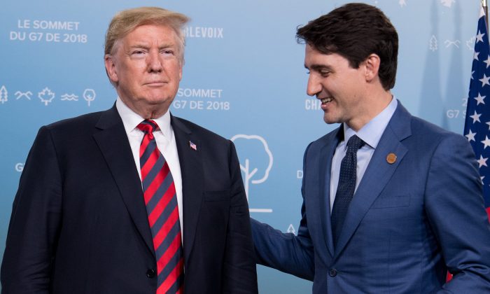 Le président Donald Trump et le premier ministre du Canada, Justin Trudeau, tiennent une réunion en marge du Sommet du G7 à La Malbaie, Québec, Canada, le 8 juin 2018. SAUL LOEB/AFP/Getty Images