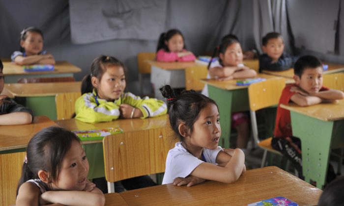 Des enfants écoutent leur professeure dans une classe de la ville de Mianyang, province du Sichuan, Chine, le 22 mai 2008. (PETER PARKS/AFP/Getty Images)
