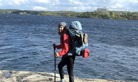 Melanie Vogel sur le Grand Sentier du Canada à Sudbury, en Ontario, alors qu'elle poursuit sa randonnée de 15 000 kilomètres d'un océan à l'autre. (The Epoch Times)