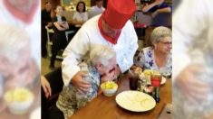 Réunion émouvante : un fils de 61 ans déguisé en cuisinier pour surprendre sa maman lors du repas pour son 87e anniversaire
