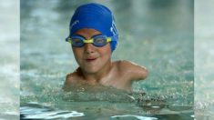 Un enfant de 6 ans né sans bras devient champion de natation et remporte la médaille d’or