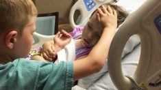 Dernier moment ensemble : une photo tragique montre un garçon réconfortant sa sœur de 4 ans, mourante d’un cancer du cerveau