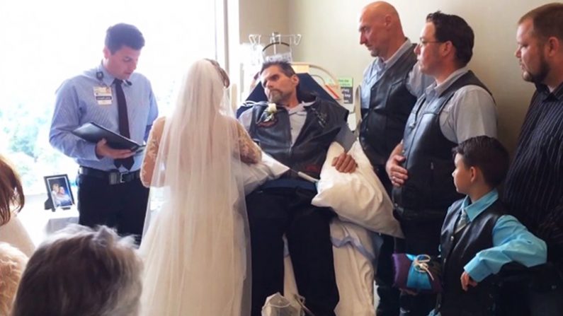Les infirmières ont organisé son mariage dans le couloir de l'hôpital