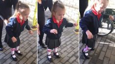 Une enfant de 4 ans atteinte de paralysie cérébrale fait ses premiers pas sans aide pour son premier jour d’école