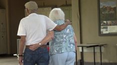 Un couple âgé, marié depuis 50 ans, montre à quel point ils sont optimistes après 10 jours dans un centre d’évacuation