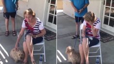 La plus belle réaction possible : cette grand-mère atteinte de la maladie d’Alzheimer reçoit un chien après des années d’attente