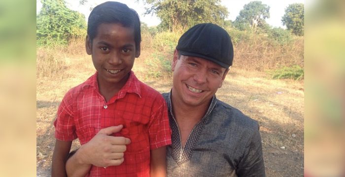 Jerry Hughes avec un garçon qu'il a rencontré dans le cadre du programme Wheels of Hope en Inde.  (Avec l'aimable autorisation de Jerry Hughes)
