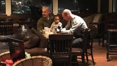 Une maman qui travaille au Starbucks ne trouve pas de baby-sitter jusqu’à ce que 2 soldats proposent de surveiller la petite
