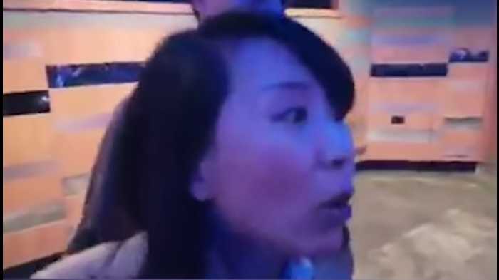 La journaliste de CCTV, Kong Linlin, crie alors que des membres du personnel tentent de l'escorter lors d'une réunion sur les affaires de Hong Kong tenu lors d'une conférence du Parti conservateur britannique le 30 septembre 2018. (Capture d'écran via YouTube)