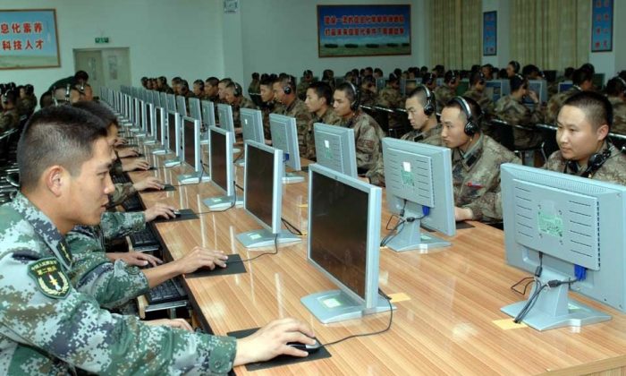Des soldats chinois travaillent à l'ordinateur. Les cyberattaques du régime chinois contre les États-Unis se sont poursuivies malgré les accords en cybersécurité. (mil.huanqiu.com)

