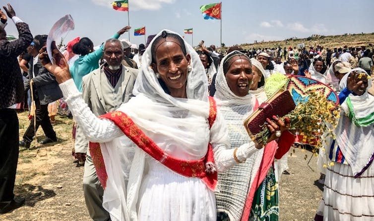 Deux femmes venues d'Erythrée célèbrent la réouverture de la frontière avec l'Ethiopie, le 11 septembre 2018. (Stringer/AFP)