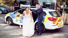 Angleterre : les mariés se présentent à la réception en voiture de police après une panne en cours de route