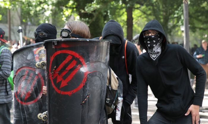 Un affrontement entre la police et des membres d'Antifa et des manifestants anti-Trump lors d'une manifestation, le 4 juin 2017, à Portland, Oregon. Les gauchistes ont recours à la violence pour atteindre leur objectif. Scott Olson/Getty Images