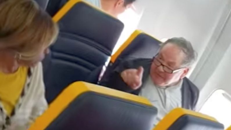 L'avion de ligne Ryanair fait l'objet de tirs pour avoir prétendument ignoré un passager qui s'est livré le 15 octobre 2018 à une diatribe raciste contre une vieille femme noire. (CNN)
