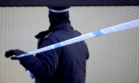 Photo de dossier montrant un policier britannique délimitant un périmètre près de la scène où un homme de 20 ans s'est effondré après avoir été poignardé à Londres, le 5 avril 2018. (Christopher Furlong/Getty Images)