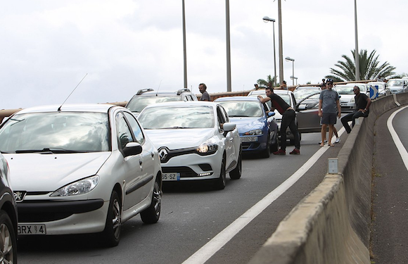 Gilets jaunes : La Réunion paralysée. (Capture d’écran Twitter@Clinanoore)