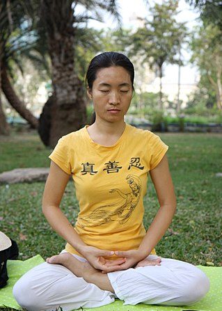 -Cinquième exercice de méditation du Falun Dafa (à Bangkok) Photo longtrekhome de Wikipédia.