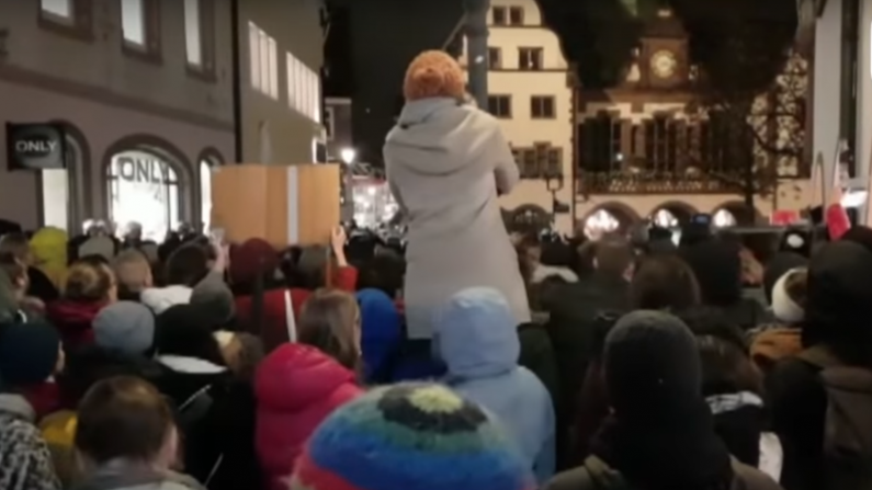 Des manifestants huent un défilé pour dénoncer le viol collectif d'une jeune fille de 18 ans à Fribourg en Allemagne.