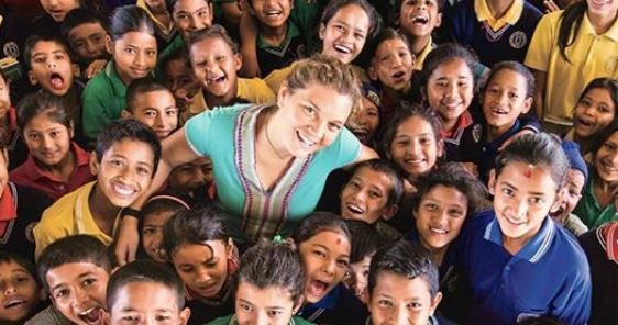 Une fille du New Jersey construit une école pour 350 orphelins et enfants au Népal, un pays ravagé par la guerre