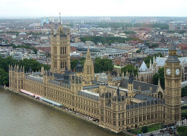 -Le palais de Westminster, au bord de la Tamise abrite le Parlement britannique. Photo Wikipédia.