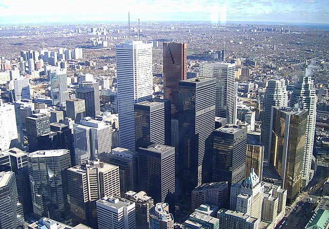 -L’annulation de la création d’une université en langue française à Toronto a ravivé des tensions. Vue aérienne de Toronto. Wikipédia Photo Andinem~commonswiki
