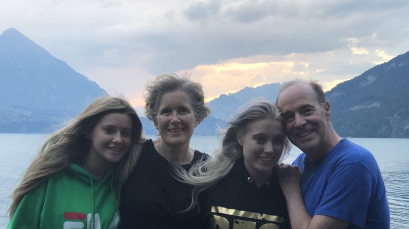 Bruce Horovitz avec son épouse, Evelyne, et ses filles, Becca (à gauche) et Rachel, dans un camping au bord du lac près d'Interlaken en Suisse, où la famille voyage chaque été. (Gracieuseté de Bruce Horovitz) 