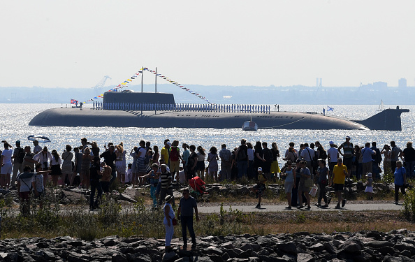 -Les gens regardent le sous-marin nucléaire 'Orel' qui participe au défilé du Jour de la Marine à Kronshtadt, près de Saint-Pétersbourg, le 29 juillet 2018. Photo OLGA MALTSEVA/AFP/Getty Images.