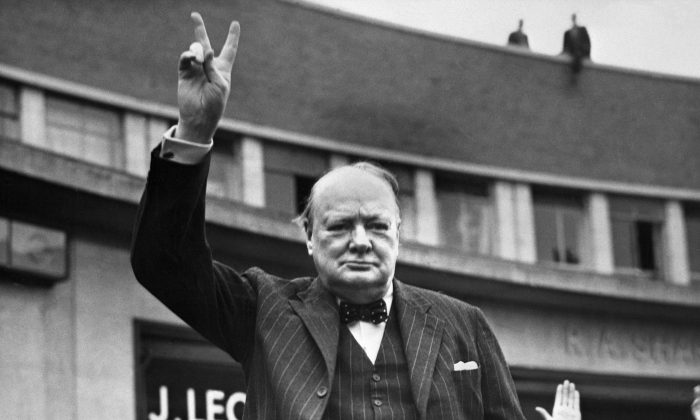 Photo non datée de Sir Winston Churchill faisant le signe de la victoire. (OFF/AFP/Getty Images)