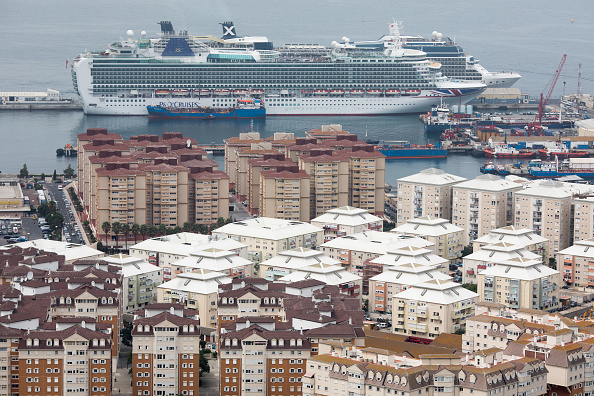 -Un navire de croisière accoste le 12 septembre 2018 à Gibraltar. À l'approche de la date du départ du Royaume-Uni de l'Union européenne, les effets du Brexit sur l'enclave autonome de 6,8 kilomètres carrés, dont 34 000 résidents ont voté pour le maintien à 96% dans l’UE. Photo de Matt Cardy / Getty Images.