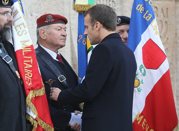 Le président français Emmanuel Macron a été interpellé par un ancien combattant à l'Ossuaire de Douaumont, près de Verdun, lors des cérémonies du centenaire de la Première Guerre mondiale, le 6 novembre 2018. (LUDOVIC MARIN/AFP/Getty Images)