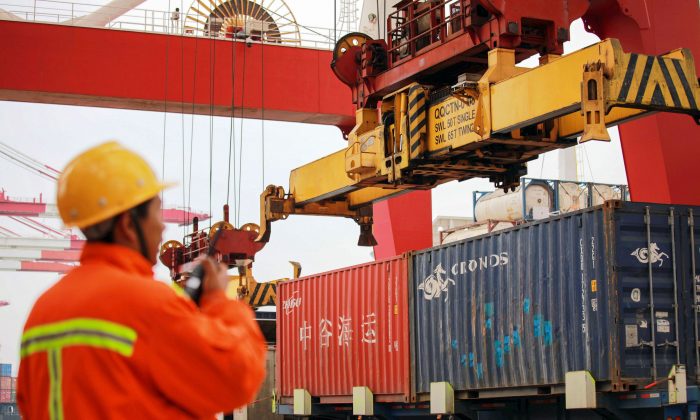 Le chargement des containers dans ln port de Qingdao, province du Shandong, dans l'est de la Chine, le 8 novembre 2018. (STR/AFP/Getty Images)