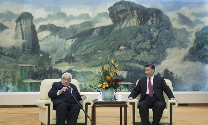 Le dirigeant chinois Xi Jinping rencontre l'ancien secrétaire d'État américain Henry Kissinger au Grand palais du Peuple à Pékin, le 8 novembre 2018. (Thomas Peter - Pool/Getty Images)