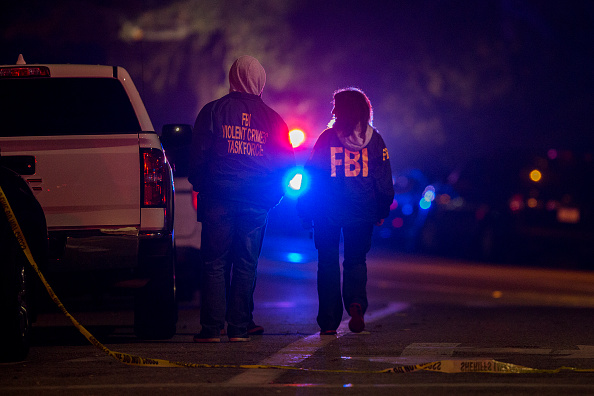 -Californie, 8 novembre : Des agents du FBI surveillent la scène où a eu lieu une fusillade en masse, le 8 novembre 2018 à Thousand Oaks, en Californie. Photo de David McNew / Getty Images.