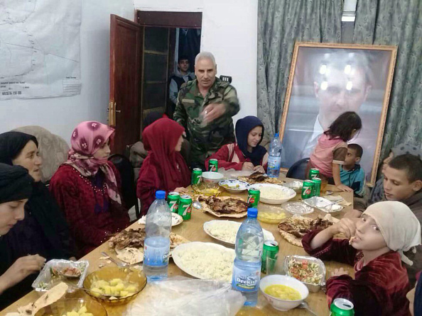 -Un groupe de femmes et d'enfants druzes, enlevée en juillet dans la province méridionale de Sweida par le groupe État islamique, ont été libéré. Photo STRINGER / AFP / Getty Images.
