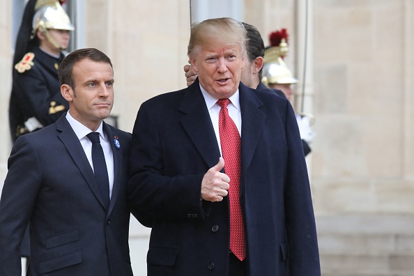 -Le président américain Donald Trump salue le président français Emmanuel Macron alors qu'il se rend pour des entretiens bilatéraux à l'Elysée à Paris le 10 novembre 2018. Photo LUDOVIC MARIN / AFP / Getty Images.