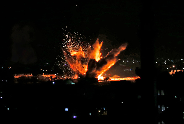 -Le 12 novembre 2018, à la suite d'attaques aériennes israéliennes visant Rafah dans le sud de la bande de Gaza, près de la frontière égyptienne, le feu et la fumée se déclenchent. L'armée israélienne a annoncé qu'elle procédait à des frappes aériennes "dans toute la bande de Gaza". Photo SAID KHATIB / AFP / Getty Images.