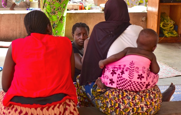 -Une photo prise le 1er novembre 2018 montre des mères vivant avec leurs jeunes enfants dans la section des femmes de la prison centrale de Ouagadougou. Dans la section des femmes de la prison centrale de Ouagadougou. 13 nourrissons et jeunes enfants vivent avec leur mère. Photo ISSOUF SANOGO / AFP / Getty Images.