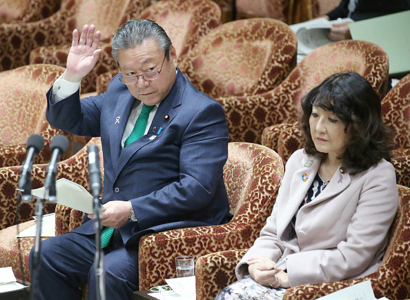 Le ministre japonais de la cybersécurité Yoshitaka Sakurada (JIJI PRESS/AFP/Getty Images)
