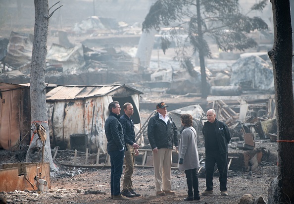 -Le président Donald Trump est venu en Californie pour rencontrer des responsables, des victimes et des pompiers « incroyablement courageux », plus de 1 000 personnes restent répertoriés comme manquant dans le pire feu de forêt jamais atteint à l'état américain. Photo SAUL LOEB / AFP / Getty Images.
