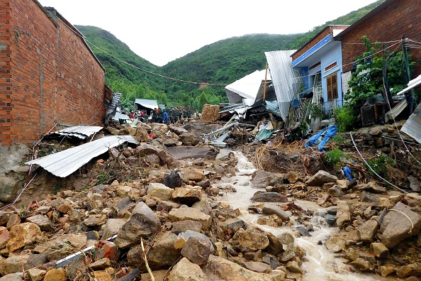 -Des maisons éboulés suite à des inondations et des glissements de terrain dans la commune de Phuoc Dong, dans la province de Khanh Hoa, dans le centre du Vietnam, le 18 novembre 2018. Photo HOANG DUNG / AFP / Getty Images.