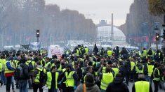 Plusieurs milliers de « gilets jaunes »sont arrivés sur les Champs-Élysées