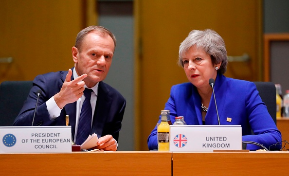 -La Première ministre britannique Theresa May écoute le président du Conseil européen Donald Tusk lors d'une réunion extraordinaire du Conseil européen visant à approuver le projet d'accord de retrait du Brexit. Le 25 novembre 2018 à Bruxelles. Photo OLIVIER HOSLET / AFP / Getty Images.
