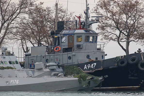 -Des navires de l'armée ukrainienne saisis sont vus dans un port de Kertch, en Crimée, le 26 novembre 2018. Photo STR / AFP / Getty Images.