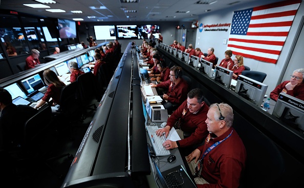 Les ingénieurs de la NASA attendent le débarquement réussi de la sonde InSight sur la planète Mars depuis la zone de la mission située dans les installations d'opérations de vol spatiales du laboratoire de propulsion par réaction de la NASA à Pasadena, en Californie, le 26 novembre 2018.       (Photo : AL SEIB/AFP/Getty Images)